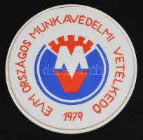 Hollóházi Munkavédelmi vetélkedő plakett 1979. Kézzel festett, jelzett, hibátlan d: 15 cm