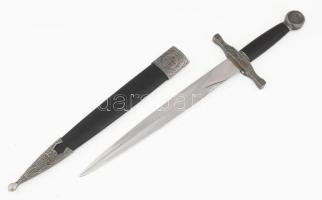 Fantázia tőr, rozsdamentes acél pengével, plasztikus motívumokkal díszített keresztvassal és markolatgombbal, hüvellyel, h: 36,5 cm