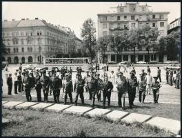 cca 1975 A szocialista országok katonai attaséi megkoszorúzzák a Tanácsköztársasági emlékművet a Dózsa György úton Budapesten, fotó, jó állapotban, 18×24 cm