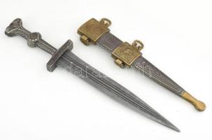 Római gladius jellegű fantázia tőr, plasztikus motívumokkal gazdagon díszített fém markolattal és hüvellyel, h: 38 cm
