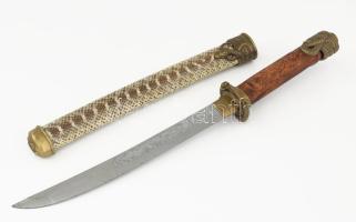 Japán tantó jellegű fantázia tőr, díszes fa markolattal, kígyó motívumokkal, hüvellyel (egyik fémverete laza), a markolat végén lévő fémveret lejár, h: 45 cm