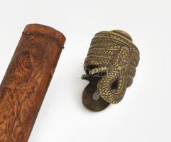 Japán tantó jellegű fantázia tőr, díszes fa markolattal, kígyó motívumokkal, hüvellyel (egyik fémver...