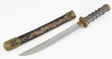 Japán tantó jellegű fantázia tőr, plasztikus motívumokkal, fém markolattal, hüvellyel, h: 45,5 cm