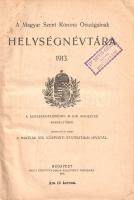 A Magyar Szent Korona Országainak Helységnévtára 1913. Budapest, 1913. Magyar Királyi Központi Statisztikai Hivatal - Pesti Könyvnyomda Rt. 1 t. (kihajtható jelmagyarázat) + XXI + [3] + 1712 + [40] p. Az 1913. évi helységnévtár Magyarország, Erdély, a Felvidék, a Délvidék, illetve Horvátország valamennyi településének: városának, kis- és nagyközségének, pusztájának és tanyájának, telepének és üdülő- és ipartelepének közigazgatási katalógusa. A munka első 310 oldalán a települések járásonkénti és vármegyénkénti beosztása, lélekszámadatokkal, majd részletes magyarországi és horvátországi adattár. A hazai települések az 1898. évi közigazgatási rendelet értelmében kivétel nélkül magyar elnevezésűek, az egyes településeknél feltüntetve a községet alkotó házak száma, a lélekszám, a lakosság nemzetiségi és vallási adatai, a település törvényhatósági, közlekedési és távközlési kapcsolatai (utolsó vasútállomás, utolsó távírda, utolsó posta). A hatalmas munka számos népmozgalmi adattal szolgál, egyben körvonalazza a korabeli hazai statisztika rendszerező képességét. A kötet végén, oldalszámozáson kívül képes és szöveges hirdetések. Az előzékeken, a címoldalon és a belív néhány oldalán régi tulajdonosi bélyegzés. Poss.: Dr. Sipos Géza beregszászi ügyvéd. Hiányos, sérült gerincű, vaknyomásos, enyhén foltos kiadói egészvászon kötésben, márványmintás festésű lapszélekkel. Jó példány.