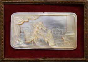 Zsánerjelenet. Faragott gyöngyház kép, tartóra ragasztva, kis sérüléssel, 42x78 mm