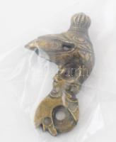 Pisztoly replika, gazdagon díszített, fém, bakelit berakásos markolattal, a kakast tartó szegecs hiá...