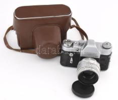 cca 1960-1970 Zenit 3M szovjet fényképezőgép, 35mm filmformátum, Helios-44 58mm f/2 objektívvel, eredeti bőr tokjában, kissé dohos.