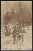 1916 Magyar katona napfürdője februárban a fronton a Gróf Tisza István Parknak elnevezett erdőrészen, fotó feliratozva, 13×9 cm