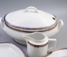 Zsolnay 25 részes szervírozó készlet, kobalt alapon aranyfestett peremmel, közte kínálók, mélytányér...