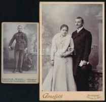 cca 1910 Katona egészalakos portréja, lövészbojttal, (tüzér?) ügyességi jelvénnyel, vizitkártya, Siska Gy.né Verseny Fényirdája (Pécs, Kossuth u. 15.), 10,5x6,5 cm + Fiatal házaspár fotója, kabinetfotó Goszleth budapesti műterméből, 17x11 cm