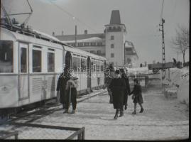 cca 1930 A budapesti fogaskerekű vasút svábhegyi végállomása, fotónegatív, 5×6 cm