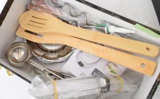 Egy doboznyi vegyes konyhai eszköz: fagylaltadagoló kanál, derelye- vagy pizzavágó, zománcozott merő...