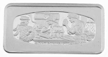 Amerikai Egyesült Államok 1977. "Making gingerbread" karácsonyi Ag tömb dísztokban, tanúsítvánnyal (33,55g/0.925/23x45mm) T:AU (eredetileg P) USA 1977. "Making gingerbread" Christmas Ag ingot - Franklin Mint in original case, with certificate (33,55g/0.925/23x45mm) C:AU (originally P)