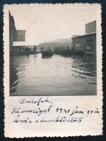 1941 Árvíz a budafoki Hárosszigeten, feliratozott fotó, hátoldalán ragasztásnyommal, 8,5×6,5 cm