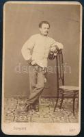 1867 Katona egész alakos portréja, keményhátú fotó Divald Károly eperjesi műterméből, hátoldalán ragasztásnyom, 10,5×6,5 cm