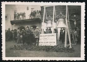 cca 1930-1940 Kárpátalja, Kisgejőc, Ung vármegye, harangszentelés, hátoldalán ragasztásnymokkal, 6×8,5 cm