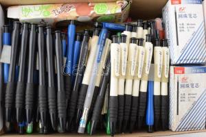 Doboznyi vegyes sokdarabos írószer tétel, sok tollal.