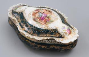 Cseh Alt Wien historizáló bonbonier, jelzett, kopott, h: 15,5 cm