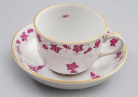 Herendi lila szőlőfürtös girland mintás csésze alátéttel, jelzett, kis kopással, d: 11 cm