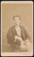 1875 Elegáns fiatalember portréja, vizitkártya ifj. Benyó Ede (Eduard Benyo junior) eperjesi műterméből, dekoratív verzóval, 10,5x6 cm