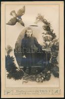 cca 1910 Kislány portréja, madárral és virágokkal díszített montázs, keményhátú fotó, francia műteremből (Photographie Octave, Nancy), kissé hullámos, 16,5x10,5 cm