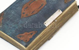 Szecessziós fotóalbum, bársonyborítású, a borítón fémveretekkel, a lapok szegélyén florális motívumo...
