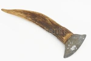 Jelzett szaru és fém csákányfej, h: 24 cm