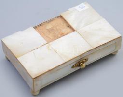 Gyöngyház rárakásos fiókos dobozka, hiányos, 6x10,5 cm