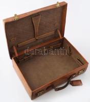 Borbély József bőröndös és bőrdíszműves Szeged bőr utazótáska, kopott, kis sérüléssel, 34x49 cm