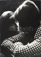 G. Szántó András (1937-2002): Ölelés. Fotó, papír, kartonon, hátoldalán pecséttel jelzett, 28x38 cm