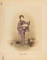 ca 1890 Kusakabe Kinbei, (1841-1932) Japán, Tokio Mukojima teaház / woman at home magyar utazó által feliratozott kétoldalas fotó 33x26 cm /  circa 1890 Japanese Kusakabe Kinbei (1841-1932), photos Mukojima teahouse, Tokyo / Woman at home double-sided cardboard 33x26 cm