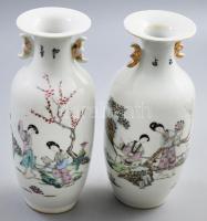 2 db kínai váza, feliratokkal. Kézzel festett, jelzés nélkül, kopásokkal. 23 cm