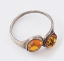 Ezüst (Ag) gyűrű, borostyánnal, Jelzett., 2,52 g m: 59
