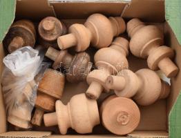 Bútorlábak 10 db + kisebb esztergált bútordíszek