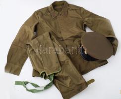 Szovjet gyakorló katonai egyenruha tányérsapkával is.