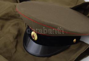 Szovjet gyakorló katonai egyenruha tányérsapkával is