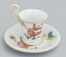 cca 20. sz. eleje, Meissen "Kakiemon" csésze alátéttel. Jelzett, kézzel festett, csészén repedéssel, d: 12 cm, m: 9,5 cm /// Early 20th century, Meissen 'Kakiemon' Cup and Saucer. Marked, hand-painted, with a crack on the cup. Diameter: 12 cm, height: 9.5 cm