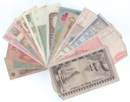 15db-os vegyes külföldi bankjegytétel, közte Ciprus 1961. 1P "G/55 210473" T:AU-VG
15pcs ...