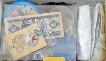 Cipősdoboznyi magyar- és külföldi forgalmi- és emlékérmék, érmek, bankjegyek, jelvények, zsetonok stb. tétel, közte 1960. a "Szakma Ifjú Mestere" kitüntetés ezüst fokozata díszítménnyel és a hozzá tartozó névre szóló kitöltött igazolással + Állami Nyomda 1988. Magyar postabélyegek 1935-1987 XI. kötet minikönyv + 1db nagyító, stb. mintegy bruttó ~3,8kg súlyban T:vegyes