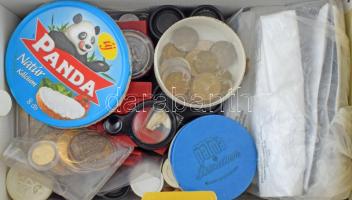 Cipősdoboznyi magyar- és külföldi forgalmi- és emlékérmék, érmek, bankjegyek, jelvények, zsetonok st...