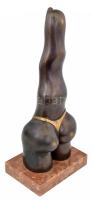 ef. Zámbó István (1950-): Brazil tangás torzó. Részben patinázott bronz, márvány talapzaton. Kissé p...