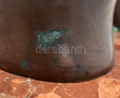 ef. Zámbó István (1950-): Brazil tangás torzó. Részben patinázott bronz, márvány talapzaton. Kissé p...