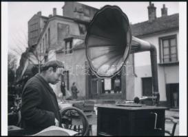 cca 1947 Doisneau, Robert (1912-1994) francia fotóriporter és fotóművész felvétele (Régiség piacon), 1 db modern nagyítás, jelzés nélkül, 15x21 cm