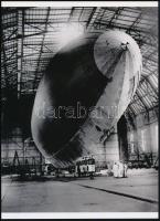 cca 1920 Japán, kormányozható léghajó, hírügynökségi fotó nyomán készült modern nagyítás, jelzés nélkül, 21x15 cm