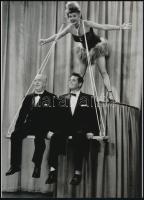 cca 1950 "Vigyázat! A kétlábú orosz-lány állkapcsa nagyon erős!", 1 db modern nagyítás, jelzés nélkül, 21x15 cm