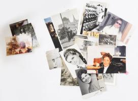 Hölgyeket, lányokat ábrázoló, vegyes régi és modern fotók (közte fürdőruhás divatfotó), össz. 33 db, változó méretben és állapotban