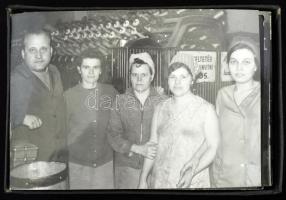 cca 1960-1980 A szocializmus idejéből származó vegyes fotók: rendezvények, csoportképek, gyári felvé...