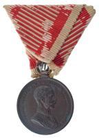 1914. "Ferenc József Bronz Vitézségi Érem" bronz kitüntetés kopott mellszalaggal. Szign.: Tautenhayn T:AU patina Hungary 1914. "Bronze Gallantry Medal (Der Tapferkeit)" bronze decoration with worn ribbon. Sign.: Tautenhayn C:AU patina NMK 137.