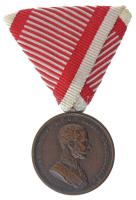1914. "Ferenc József Bronz Vitézségi Érem" bronz kitüntetés eredeti mellszalaggal. Szign.: Tautenhayn T:XF patina Hungary 1914. "Bronze Gallantry Medal (Der Tapferkeit)" bronze decoration with original ribbon. Sign.: Tautenhayn C:XF patina NMK 137.