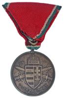 1939. "Magyar Kis Ezüst Vitézségi Érem" ezüstözött bronz kitüntetés eredeti mellszalagon, ...